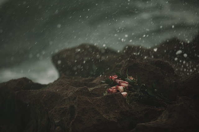 Az embert, mint tudatos, érző és tegyük hozzá: kíváncsi lényt, már ősidőktől foglalkoztatja a túlvilági élet valamilyen formája.