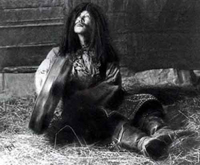 Az eredeti phön az animisztikus-samanisztikus népi vallás egy speciális formája volt, amelynek sem szervezete, sem könyvei nem voltak.