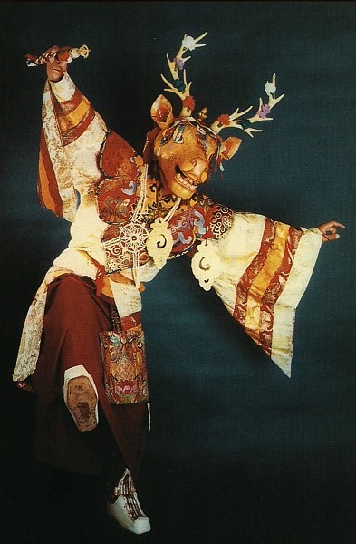 Ezek a mágusok értettek a dobon lovagoláshoz, a vas madártollal való szétdarabolásához, és a lapockából való jósláshoz, amely technikák az ázsiai samanizmusban jól ismertek