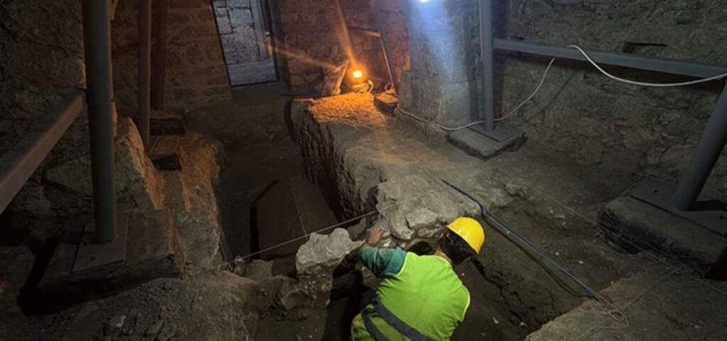 Szent Miklós szarkofágjának feltárása Anatóliában. Forrás: https://i.turkiyetoday.com/