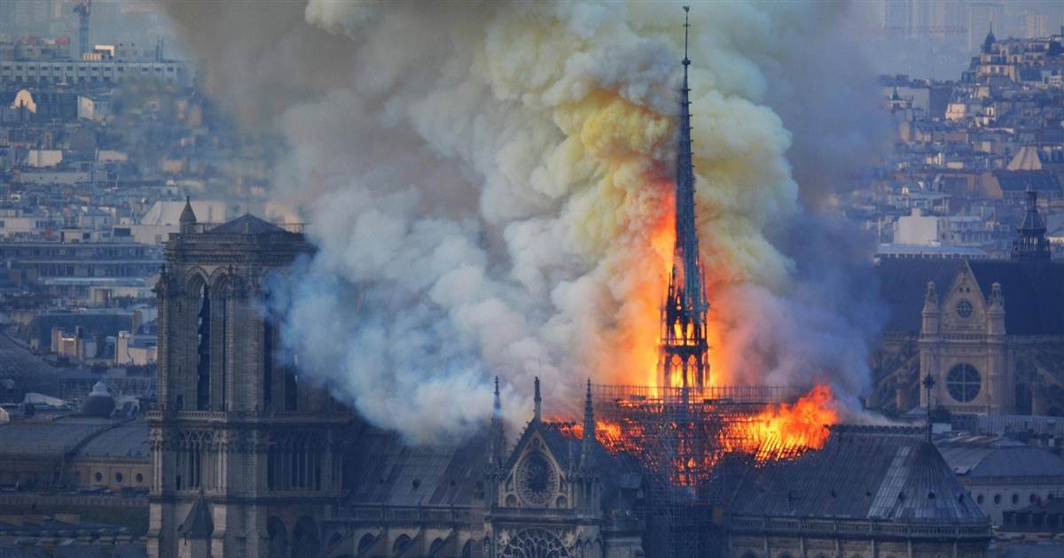 Lángokban állt a párizsi Notre Dame székesegyház