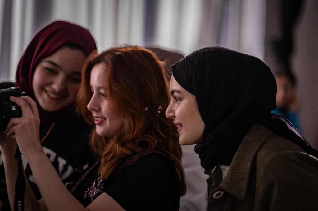 Fotó: Elisbeth K.: https://www.pexels.com/hu-hu/foto/baratok-nok-fenykepezes-fenykepeszet-20381864/